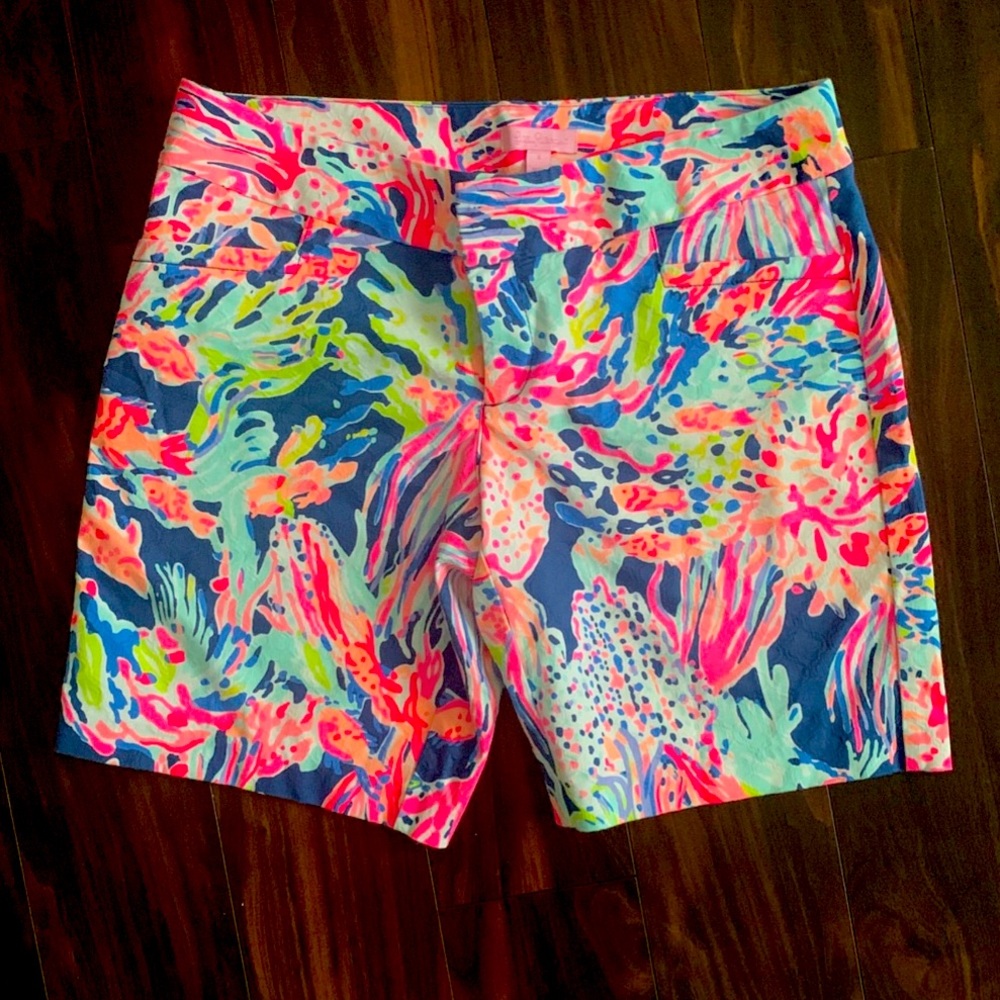Lilly Pulitzer. Bermuda shorts. Mid thigh. Size 6